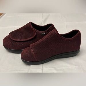 Cush N Foot Women's Slipper - Burgundy Corduroy